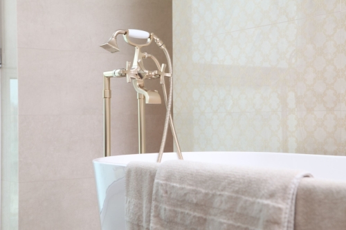 LaMaison-01-metal-and-marble-bath-tub-09
