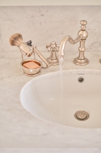 LaMaison-04-metal-and-marble-sinks-01